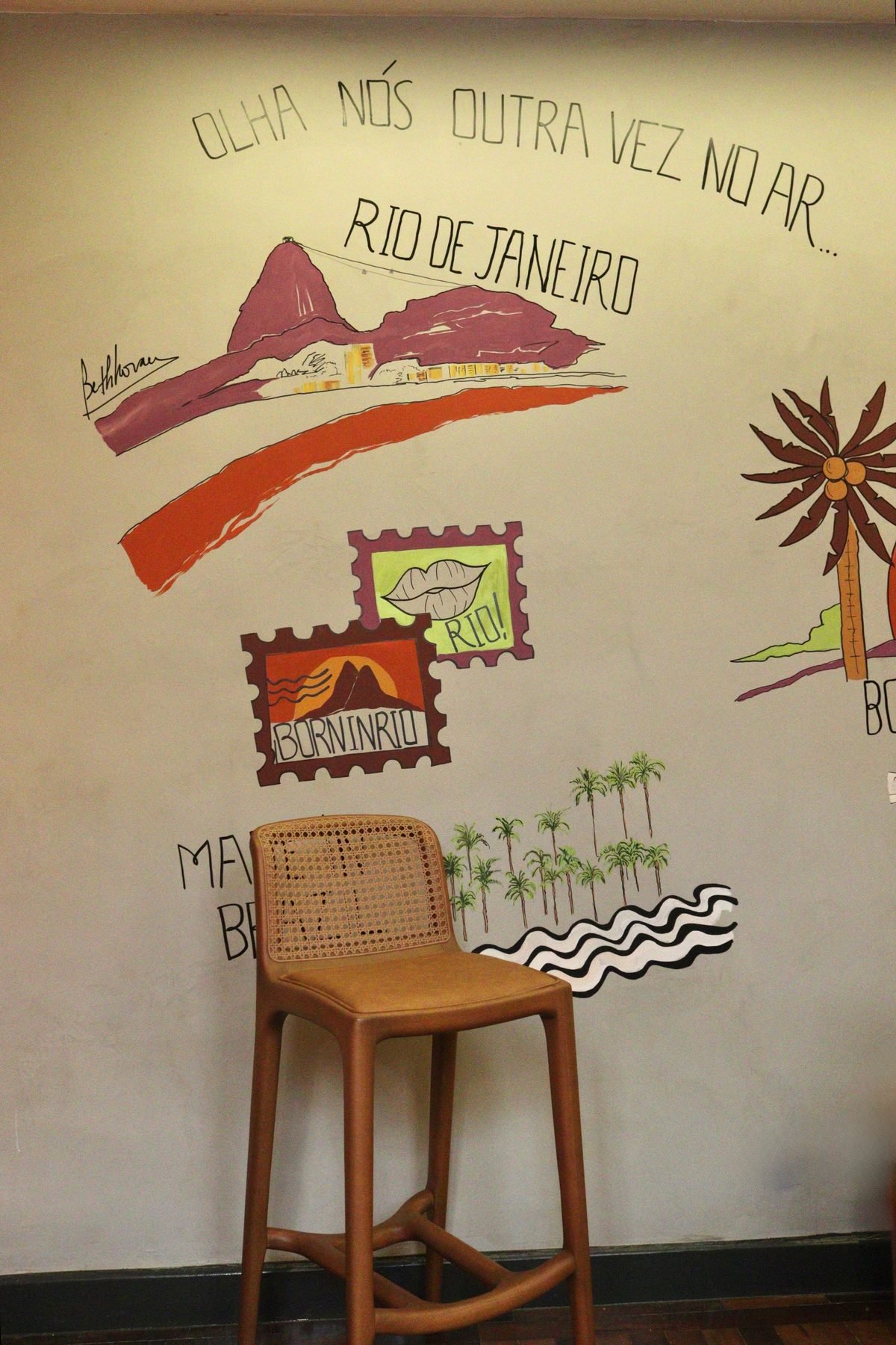 Mural com o Pão de Açúcar e a frase Olha nós outra vez no ar